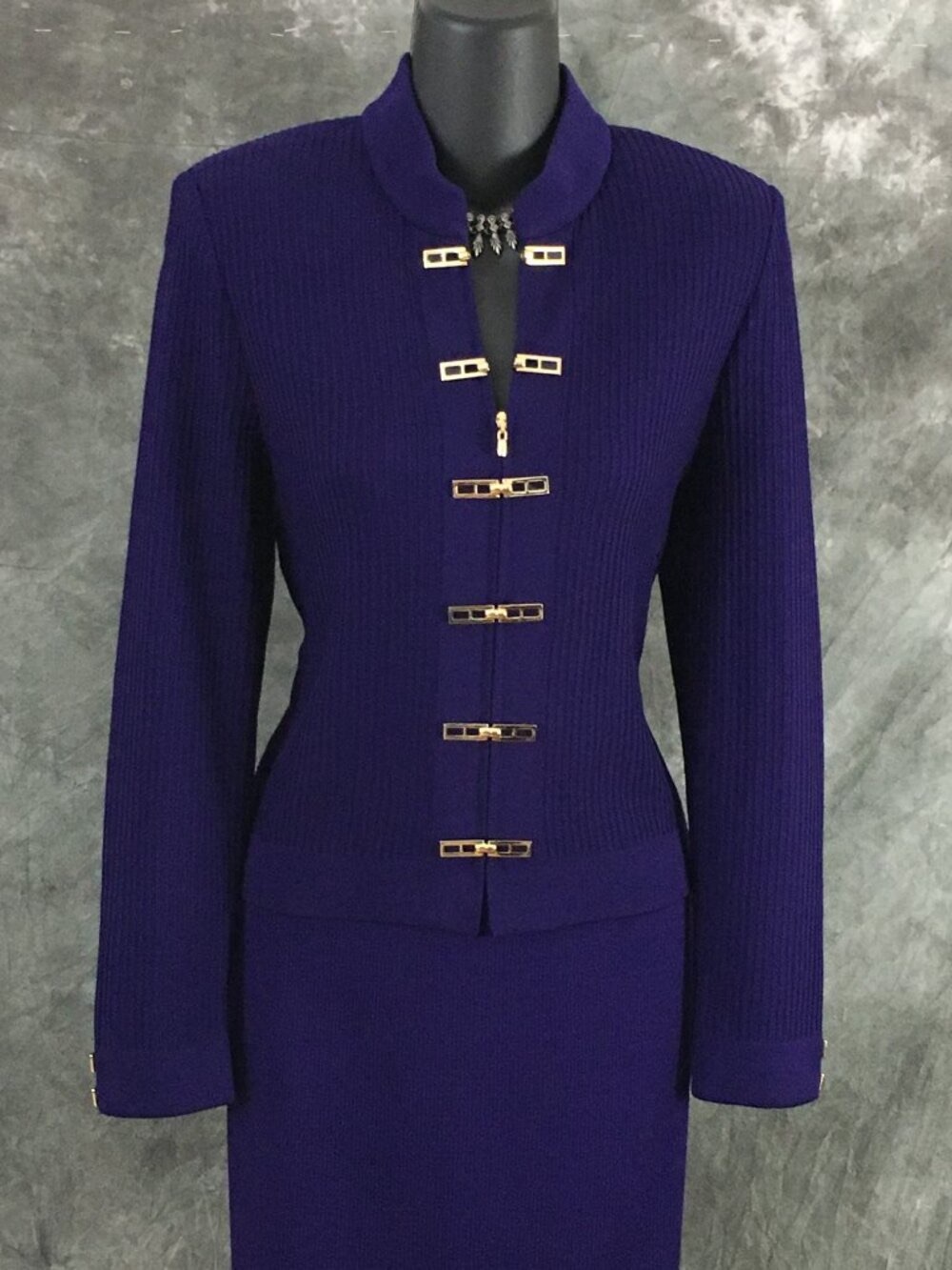 ST. JOHN Purple Two Piece Suit Skirt Long Sleeve Gold Size 10 14 Jacket Vintage